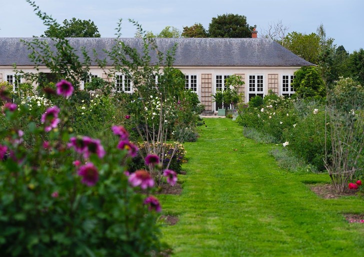 В Версале открылся Парфюмерный сад