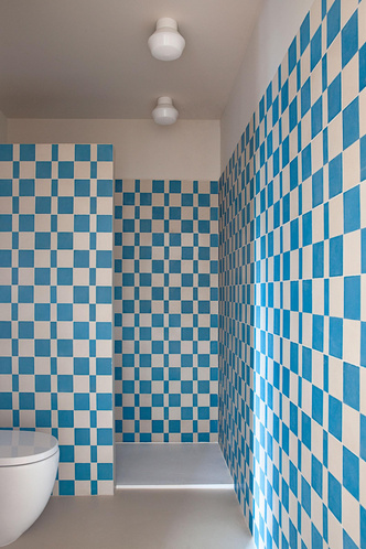 Дом под Мадридом с синей винтовой лестницей