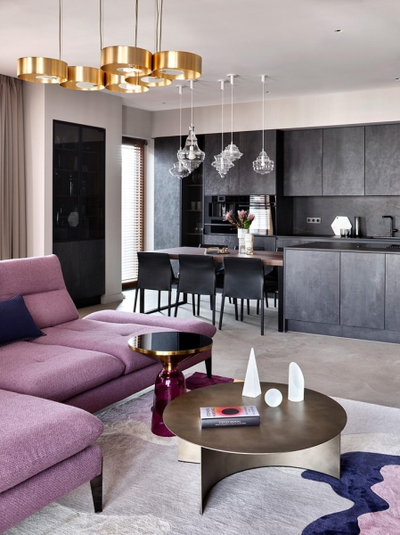 Квартира со скрытыми телевизорами и полами из микроцемента в Москве