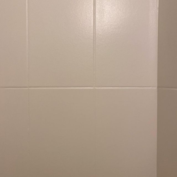 Невероятные до и после: 7 ванных комнат, где перекрасили плитку (и это выглядит круто)