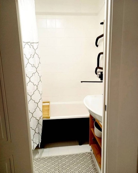 Невероятные до и после: 7 ванных комнат, где перекрасили плитку (и это выглядит круто)