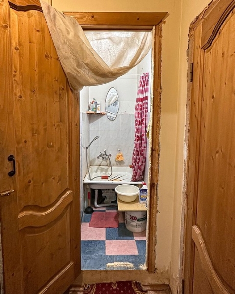 Невероятные до и после: 7 ванных комнат, где перекрасили плитку (и это выглядит круто)