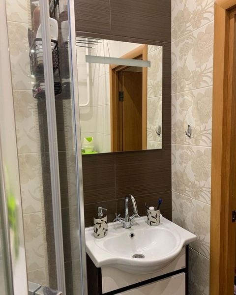 Невероятные до и после: 7 ванных комнат, где перекрасили плитку (и это выглядит круто)