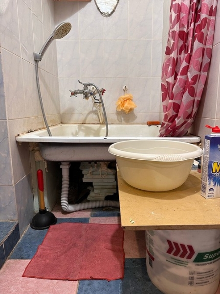 Невероятные до и после: 7 ванных комнат, где перекрасили плитку (и это выглядит круто)