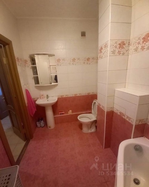 Невероятные до и после: 7 ванных комнат, где перекрасили плитку (и это выглядит круто)