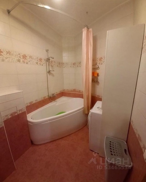 Невероятные до и после: 7 ванных комнат, где перекрасили плитку (и это выглядит круто)