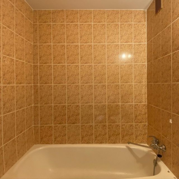 Невероятные до и после: 7 ванных комнат, где перекрасили плитку (и это выглядит круто)