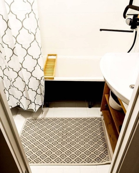 Невероятные до и после: 7 ванных комнат, где перекрасили плитку (и это выглядит круто)