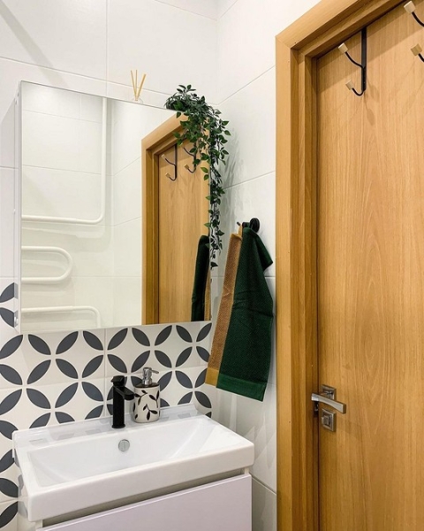 Невероятные до и после: 7 ванных комнат, где перекрасили плитку (и это выглядит круто)