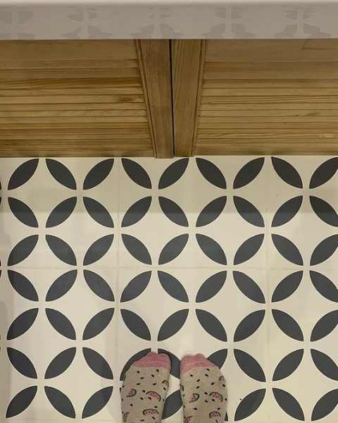 Невероятные до и после: 7 ванных комнат, где перекрасили плитку (и это выглядит круто)