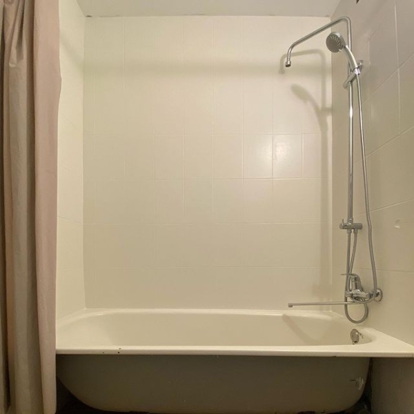 Невероятные до и после: 7 ванных комнат, где перекрасили плитку (и это выглядит круто)