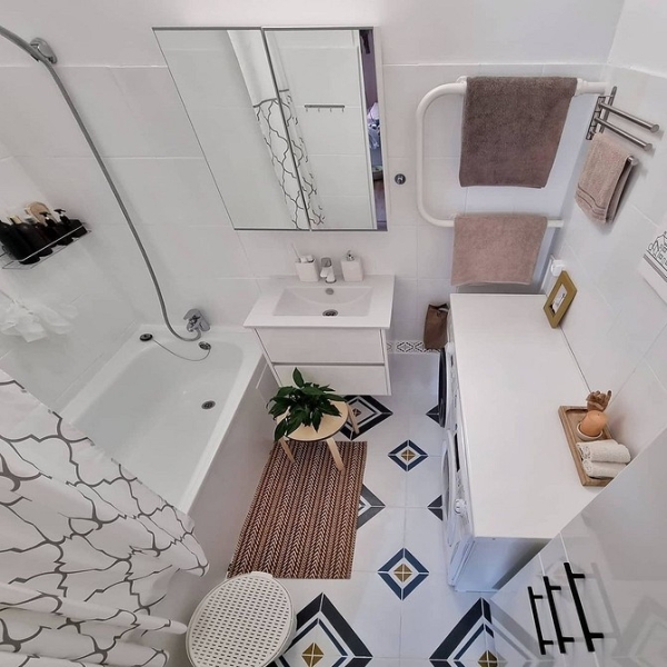 Невероятные до и после: 7 ванных комнат, где перекрасили плитку (и это выглядит круто)