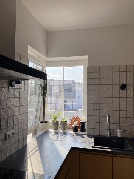 Спросили дизайнеров: 7 любимых способов оформить окно на кухне шторами