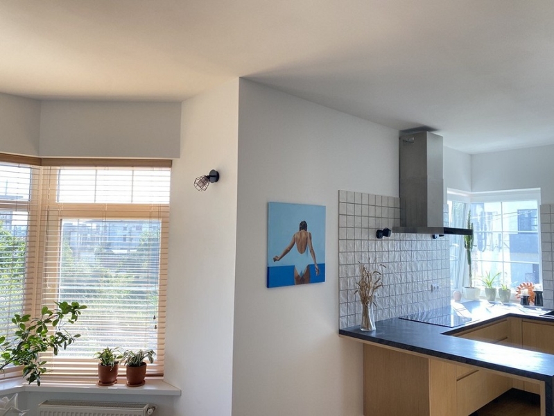 Спросили дизайнеров: 7 любимых способов оформить окно на кухне шторами