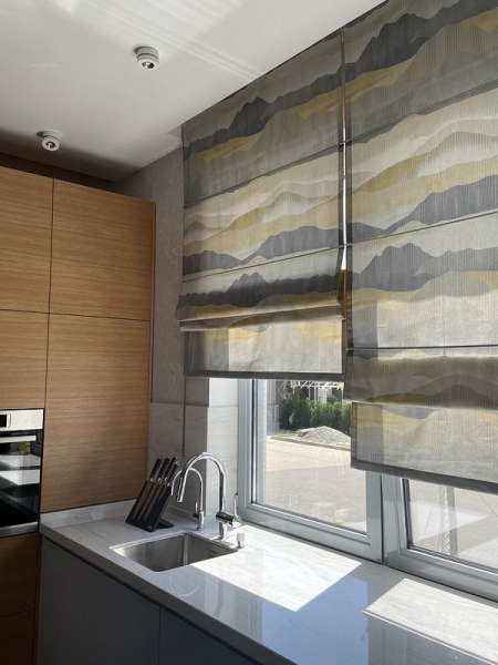 Спросили дизайнеров: 7 любимых способов оформить окно на кухне шторами