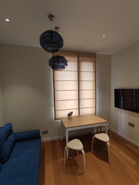 Спросили дизайнеров: 7 любимых способов оформить окно на кухне шторами