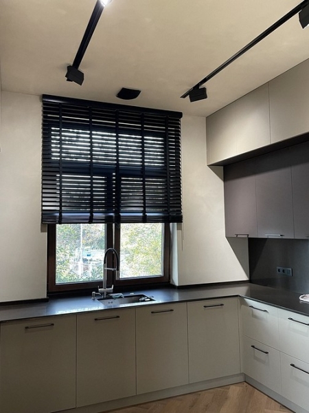 Спросили дизайнеров: 7 любимых способов оформить окно на кухне шторами