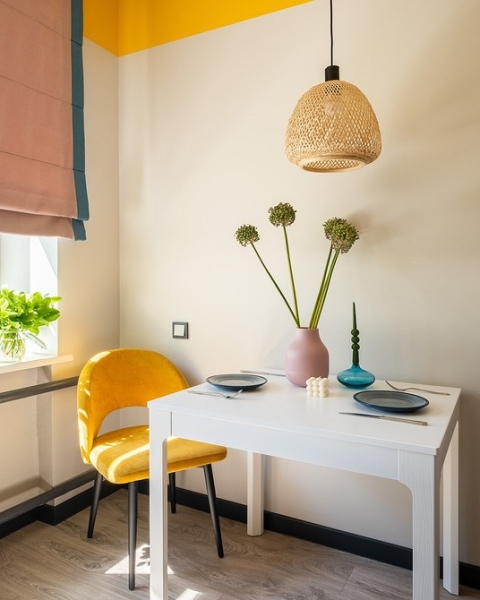 Спросили дизайнеров: 7 любимых способов оформить окно на кухне шторами