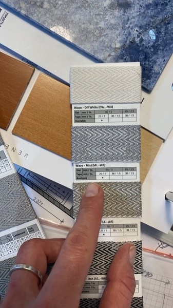 Спросили дизайнеров: 7 любимых способов оформить окно на кухне шторами