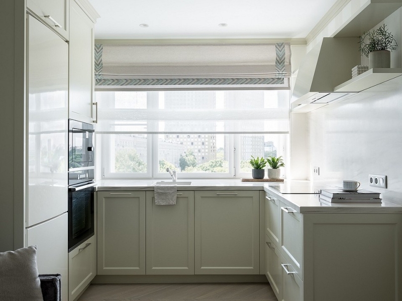 Спросили дизайнеров: 7 любимых способов оформить окно на кухне шторами