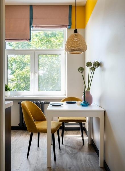 Спросили дизайнеров: 7 любимых способов оформить окно на кухне шторами