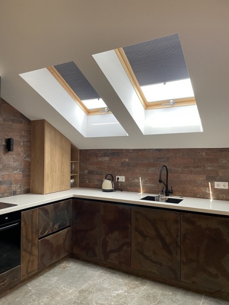 Спросили дизайнеров: 7 любимых способов оформить окно на кухне шторами