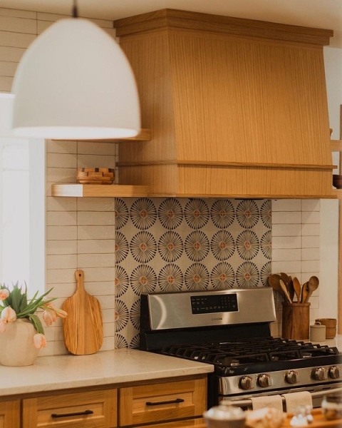 Вот это да! 10 неожиданных идей с плиткой в интерьере кухни