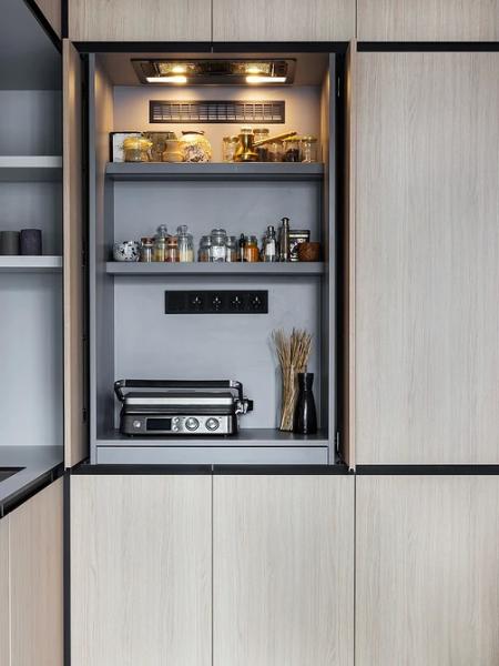 8 практичных идей для хранения на кухне из проектов дизайнеров