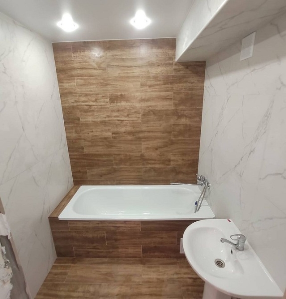 
                                Чем заделать щель между ванной и стеной: 10 практичных и декоративных способов                            