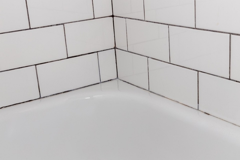 
                                Чем заделать щель между ванной и стеной: 10 практичных и декоративных способов                            