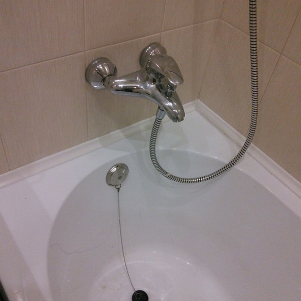 
                                Чем заделать щель между ванной и стеной: 10 практичных и декоративных способов                            