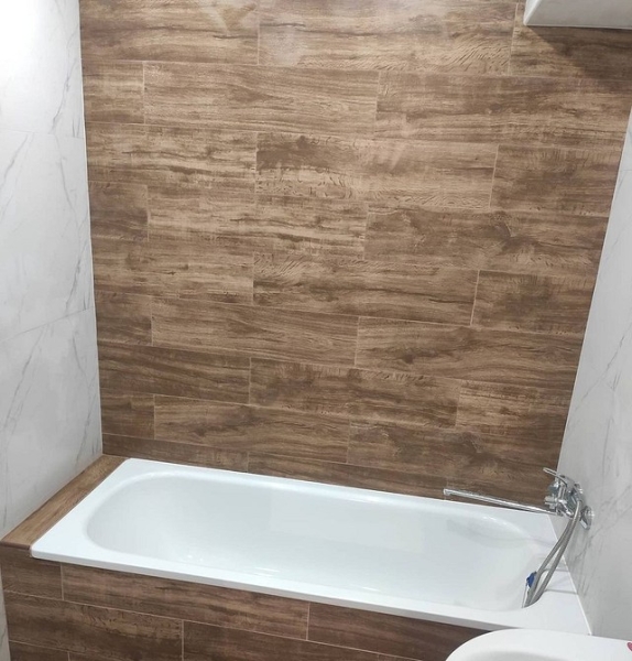 
                                Чем заделать щель между ванной и стеной: 10 практичных и декоративных способов                            