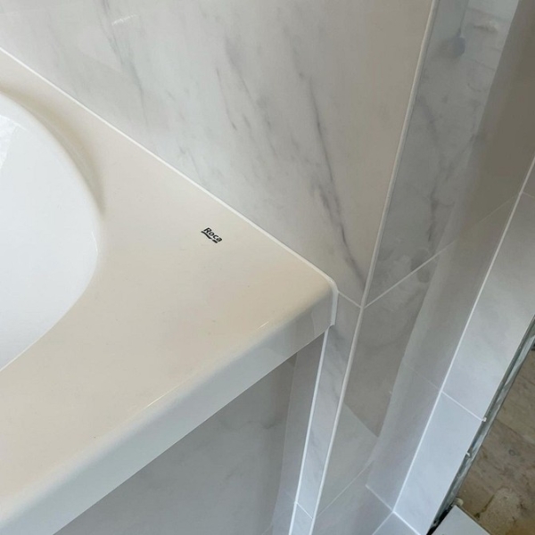 
                                Чем заделать щель между ванной и стеной: 10 практичных и декоративных способов                            