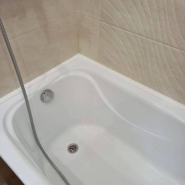 
                                Чем заделать щель между ванной и стеной: 10 практичных и декоративных способов                            