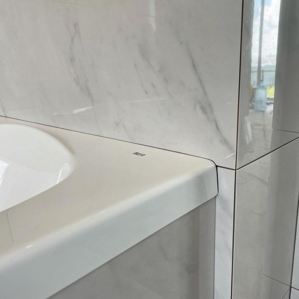 
                                Чем заделать щель между ванной и стеной: 10 практичных и декоративных способов                            