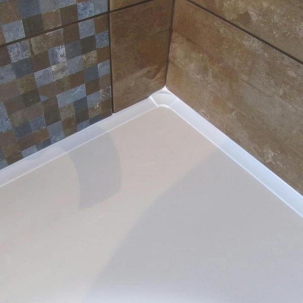 
                                Чем заделать щель между ванной и стеной: 10 практичных и декоративных способов                            