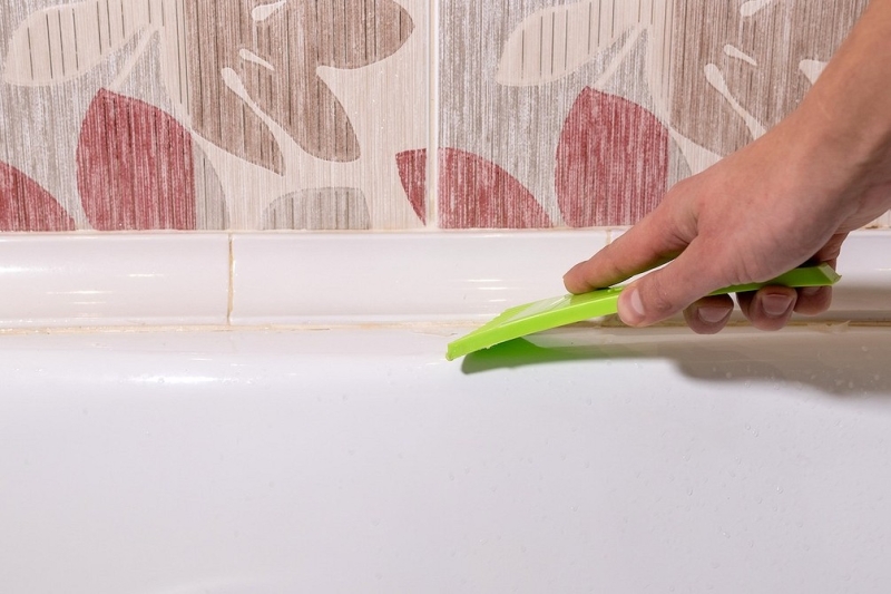 
                                Чем заделать щель между ванной и стеной: 10 практичных и декоративных способов                            