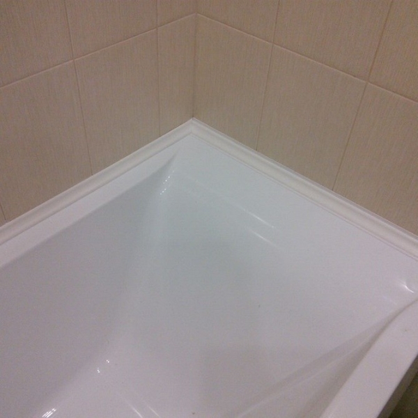 
                                Чем заделать щель между ванной и стеной: 10 практичных и декоративных способов                            