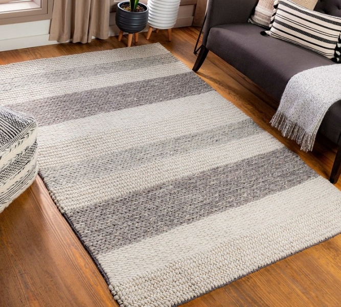 
                                Ковер в интерьере: критерии выбора и идеи для разных комнат (92 фото)                            