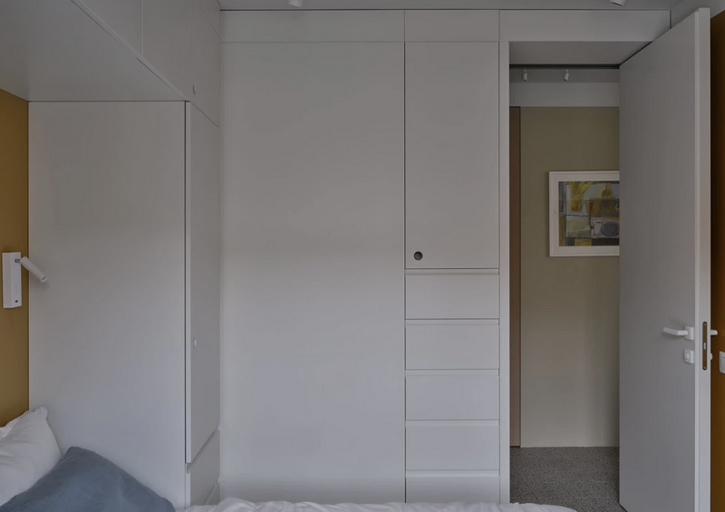 Куда поставить шкаф и комод в спальне? 5 функциональных примеров