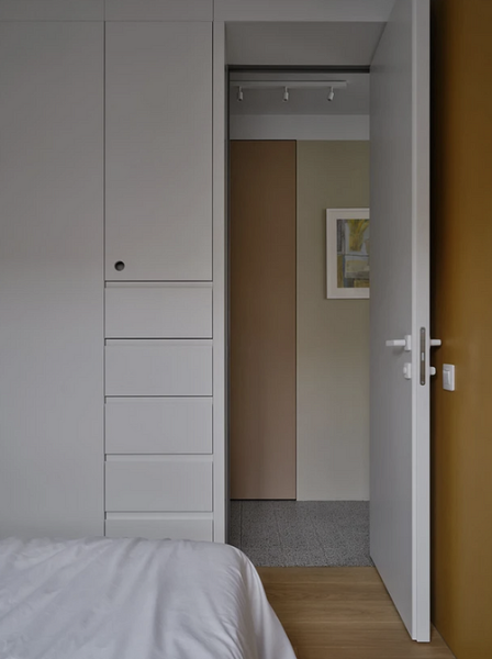 Куда поставить шкаф и комод в спальне? 5 функциональных примеров