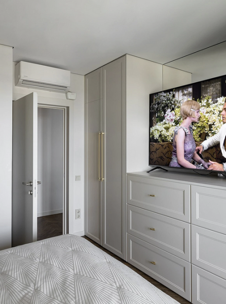 Куда поставить шкаф и комод в спальне? 5 функциональных примеров