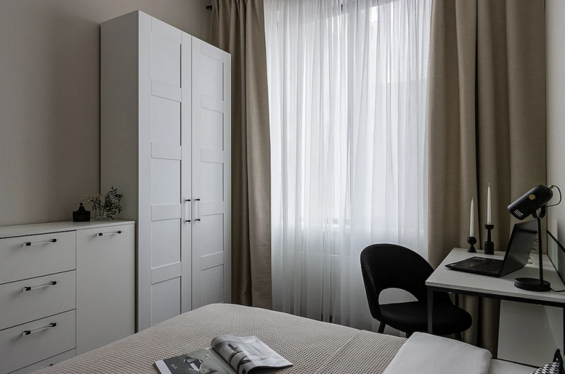 Куда поставить шкаф и комод в спальне? 5 функциональных примеров