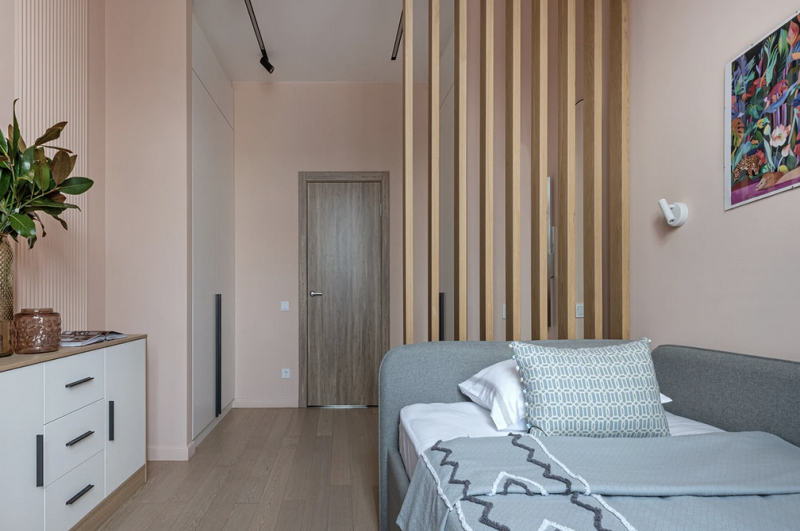 Куда поставить шкаф и комод в спальне? 5 функциональных примеров