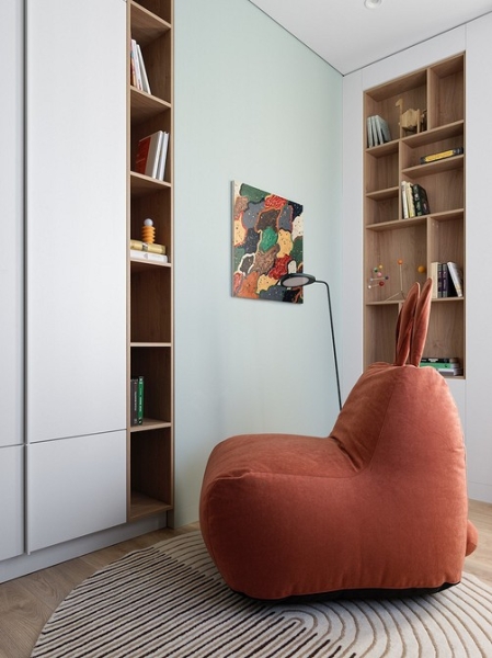 Кухня и кабинет в шкафу, двери для кота и много других классных идей! Квартира 66 кв. м для семьи