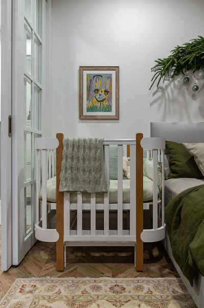 
                                Однокомнатная квартира для семьи с ребенком: идеи обустройства, планировки, примеры проектов (73 фото)                            