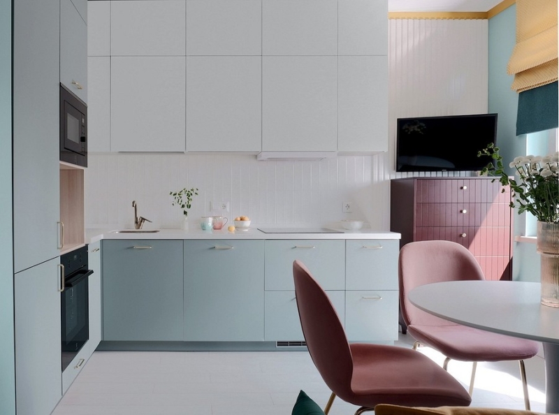 
                                Однушка с Барби-ванной: квартира 35 кв. м в ярких цветах                            