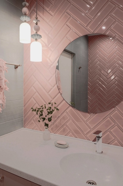 
                                Однушка с Барби-ванной: квартира 35 кв. м в ярких цветах                            