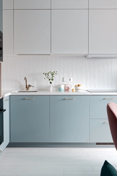 
                                Однушка с Барби-ванной: квартира 35 кв. м в ярких цветах                            