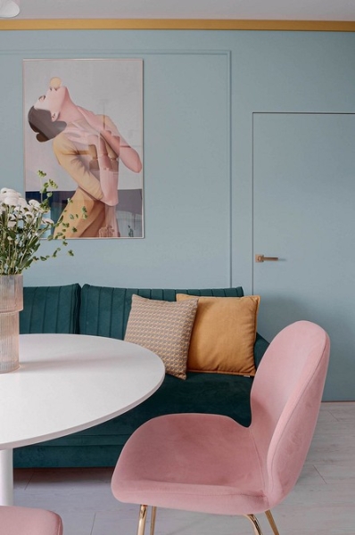 
                                Однушка с Барби-ванной: квартира 35 кв. м в ярких цветах                            